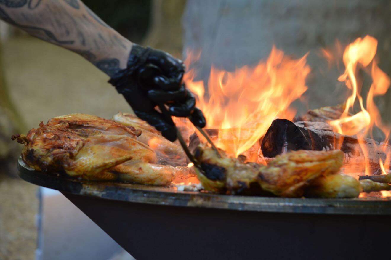 Poulets en crapaudine grillés au brasero avec flammes